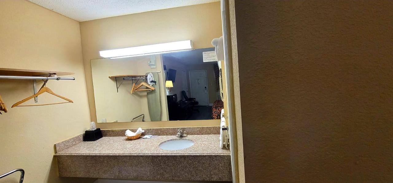 Regency Travel Inn Hayti Eksteriør bilde